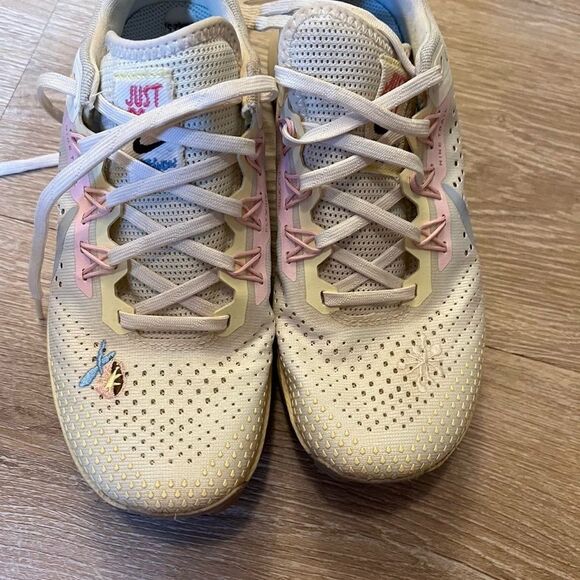 Nike Women's Cream and Blue Running Shoes - Picture 5 of 6